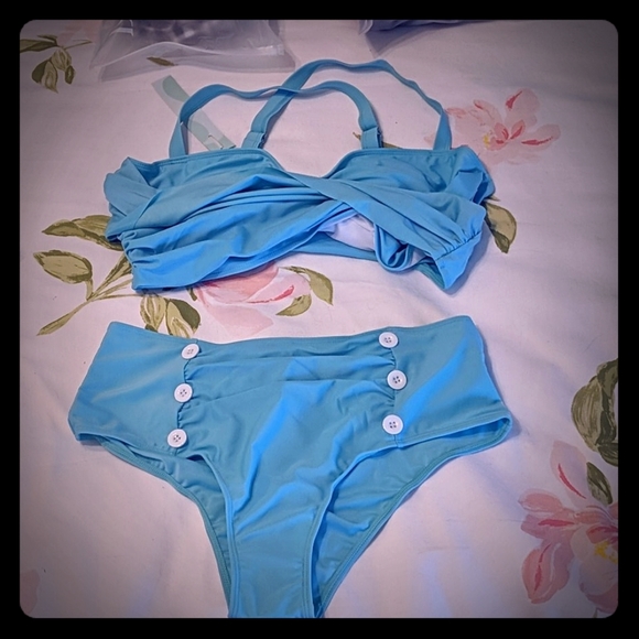 Retro Swimsuit top is big - Picture 3 of 4